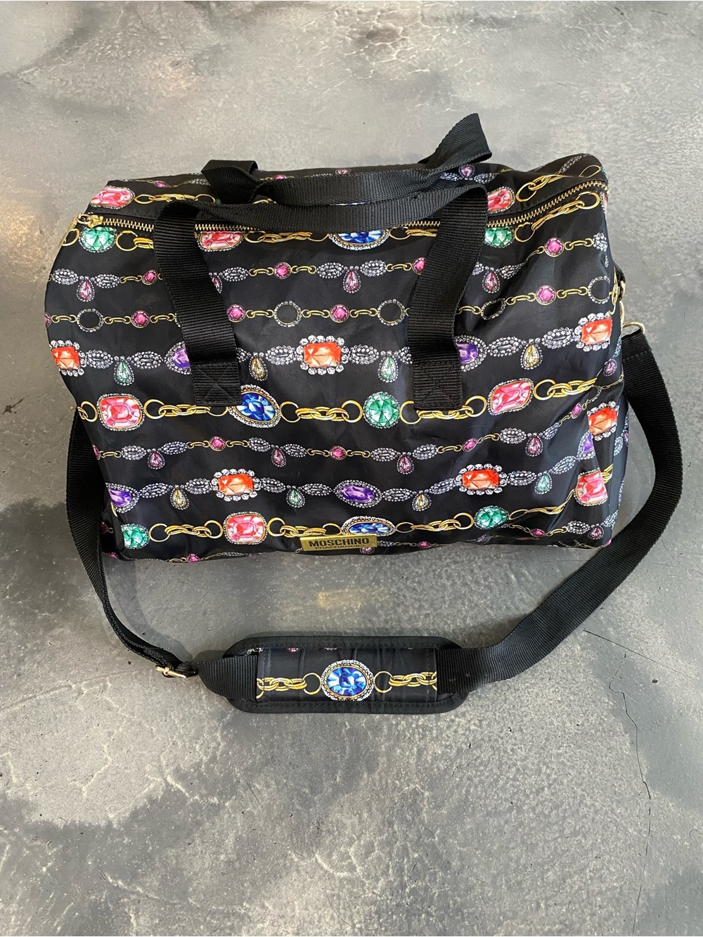 MOSCHINO FRAGRANCES TRAVEL/GYM/WEEKEND BAG 18”x9”x11”
Juli 026)